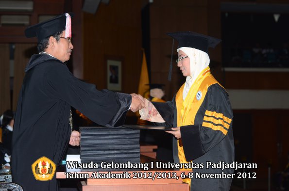 wisuda-unpad-gel-i-ta-2012_2013-program-pascasarjana-oleh-direktur-pascasarjana-073