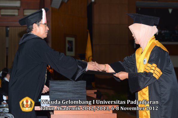 wisuda-unpad-gel-i-ta-2012_2013-program-pascasarjana-oleh-direktur-pascasarjana-077