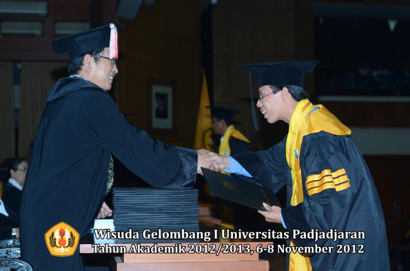 wisuda-unpad-gel-i-ta-2012_2013-program-pascasarjana-oleh-direktur-pascasarjana-080