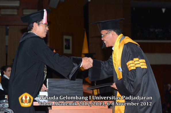 wisuda-unpad-gel-i-ta-2012_2013-program-pascasarjana-oleh-direktur-pascasarjana-081