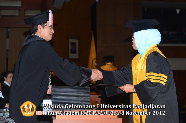 wisuda-unpad-gel-i-ta-2012_2013-program-pascasarjana-oleh-direktur-pascasarjana-082