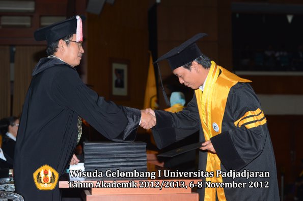 wisuda-unpad-gel-i-ta-2012_2013-program-pascasarjana-oleh-direktur-pascasarjana-083