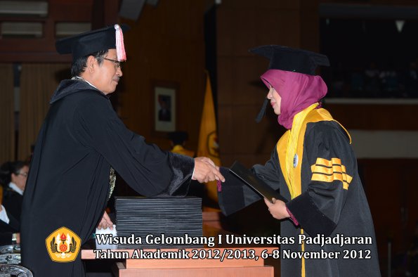 wisuda-unpad-gel-i-ta-2012_2013-program-pascasarjana-oleh-direktur-pascasarjana-084