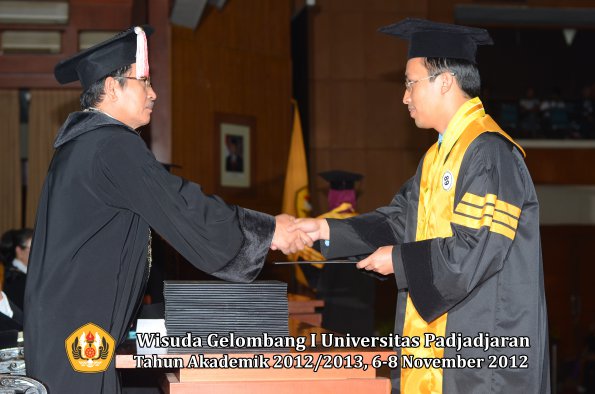 wisuda-unpad-gel-i-ta-2012_2013-program-pascasarjana-oleh-direktur-pascasarjana-085