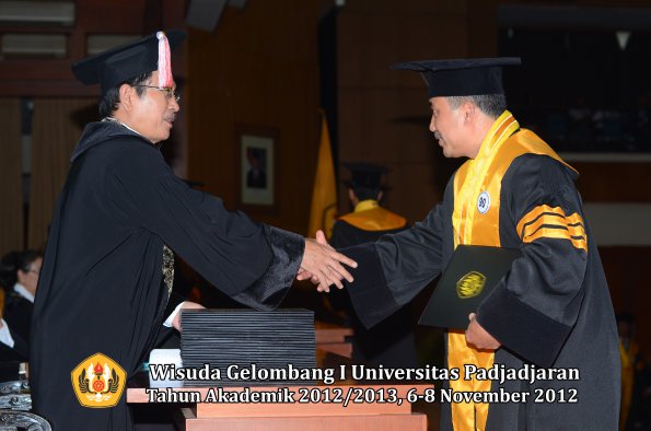 wisuda-unpad-gel-i-ta-2012_2013-program-pascasarjana-oleh-direktur-pascasarjana-086