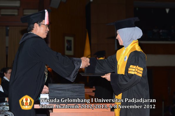 wisuda-unpad-gel-i-ta-2012_2013-program-pascasarjana-oleh-direktur-pascasarjana-087