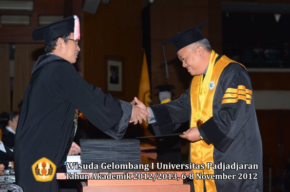 wisuda-unpad-gel-i-ta-2012_2013-program-pascasarjana-oleh-direktur-pascasarjana-088