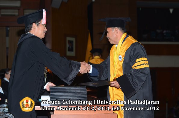 wisuda-unpad-gel-i-ta-2012_2013-program-pascasarjana-oleh-direktur-pascasarjana-089