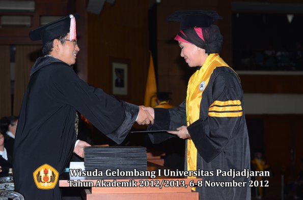 wisuda-unpad-gel-i-ta-2012_2013-program-pascasarjana-oleh-direktur-pascasarjana-090