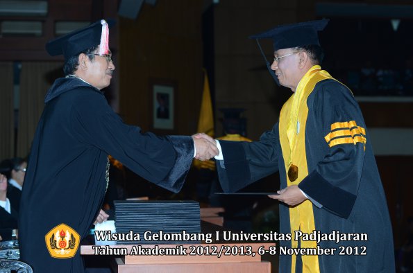 wisuda-unpad-gel-i-ta-2012_2013-program-pascasarjana-oleh-direktur-pascasarjana-091