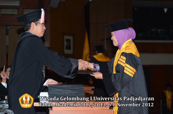 wisuda-unpad-gel-i-ta-2012_2013-program-pascasarjana-oleh-direktur-pascasarjana-092