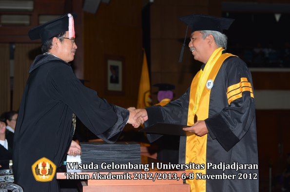 wisuda-unpad-gel-i-ta-2012_2013-program-pascasarjana-oleh-direktur-pascasarjana-093