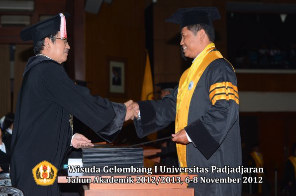 wisuda-unpad-gel-i-ta-2012_2013-program-pascasarjana-oleh-direktur-pascasarjana-094