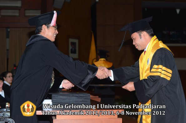 wisuda-unpad-gel-i-ta-2012_2013-program-pascasarjana-oleh-direktur-pascasarjana-095