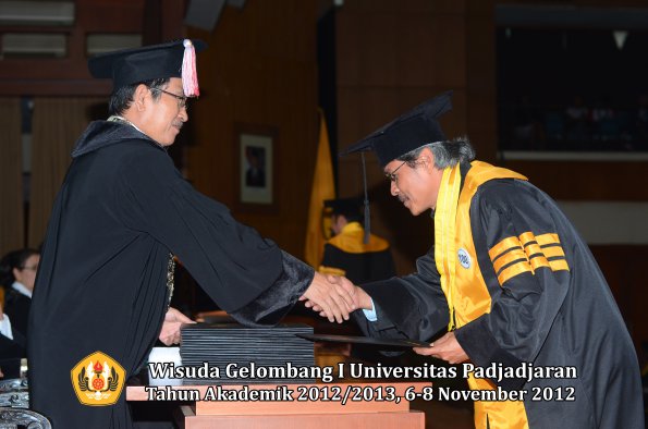 wisuda-unpad-gel-i-ta-2012_2013-program-pascasarjana-oleh-direktur-pascasarjana-096