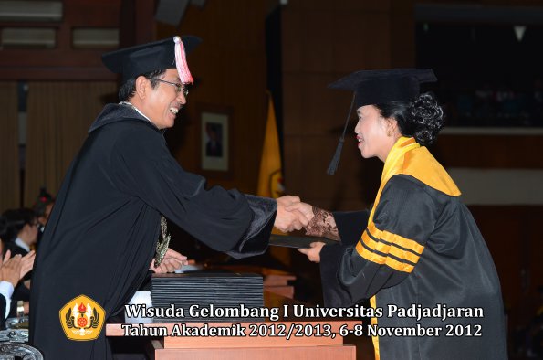 wisuda-unpad-gel-i-ta-2012_2013-program-pascasarjana-oleh-direktur-pascasarjana-097