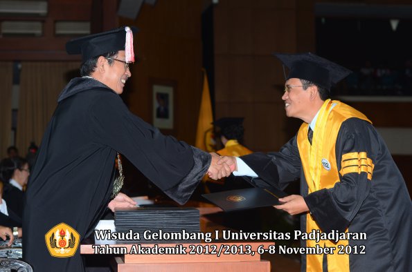 wisuda-unpad-gel-i-ta-2012_2013-program-pascasarjana-oleh-direktur-pascasarjana-098