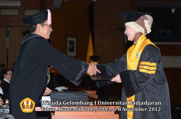 wisuda-unpad-gel-i-ta-2012_2013-program-pascasarjana-oleh-direktur-pascasarjana-099