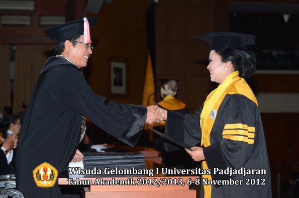 wisuda-unpad-gel-i-ta-2012_2013-program-pascasarjana-oleh-direktur-pascasarjana-100