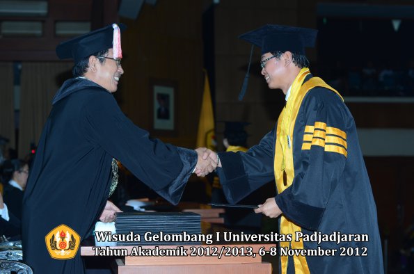 wisuda-unpad-gel-i-ta-2012_2013-program-pascasarjana-oleh-direktur-pascasarjana-101