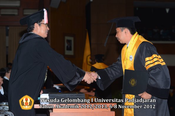 wisuda-unpad-gel-i-ta-2012_2013-program-pascasarjana-oleh-direktur-pascasarjana-107