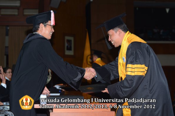 wisuda-unpad-gel-i-ta-2012_2013-program-pascasarjana-oleh-direktur-pascasarjana-113