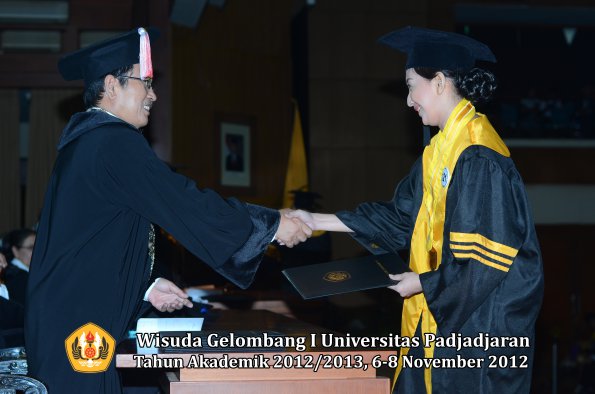 wisuda-unpad-gel-i-ta-2012_2013-program-pascasarjana-oleh-direktur-pascasarjana-117