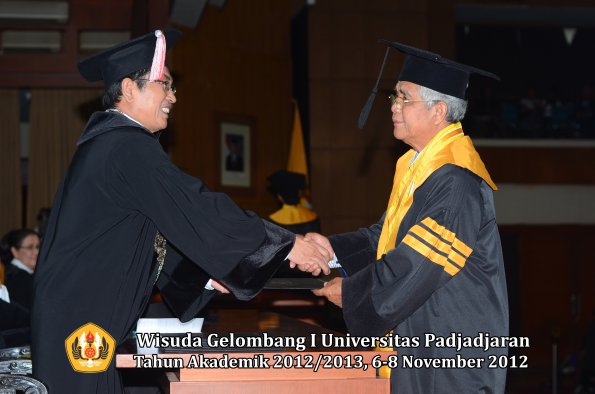 wisuda-unpad-gel-i-ta-2012_2013-program-pascasarjana-oleh-direktur-pascasarjana-118