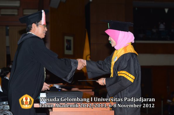 wisuda-unpad-gel-i-ta-2012_2013-program-pascasarjana-oleh-direktur-pascasarjana-122