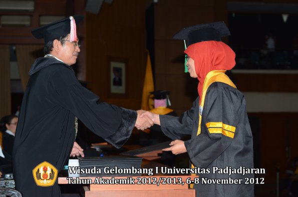 wisuda-unpad-gel-i-ta-2012_2013-program-pascasarjana-oleh-direktur-pascasarjana-123