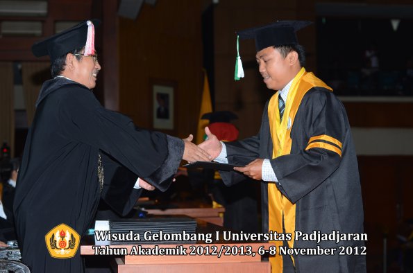 wisuda-unpad-gel-i-ta-2012_2013-program-pascasarjana-oleh-direktur-pascasarjana-124