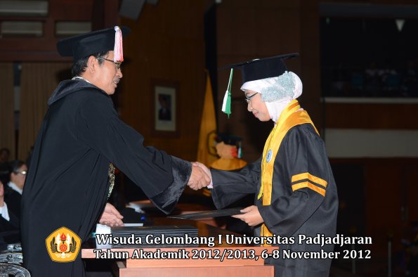 wisuda-unpad-gel-i-ta-2012_2013-program-pascasarjana-oleh-direktur-pascasarjana-128