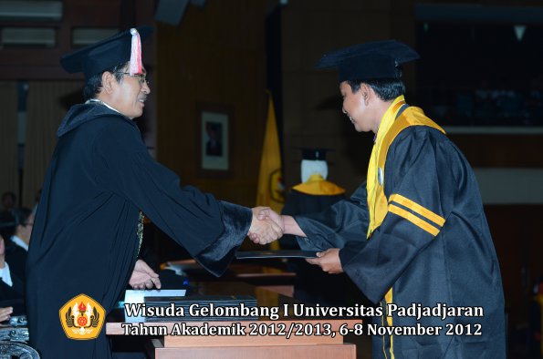 wisuda-unpad-gel-i-ta-2012_2013-program-pascasarjana-oleh-direktur-pascasarjana-130