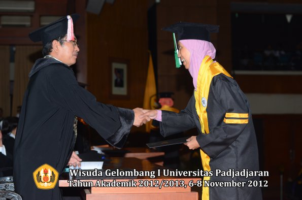 wisuda-unpad-gel-i-ta-2012_2013-program-pascasarjana-oleh-direktur-pascasarjana-135