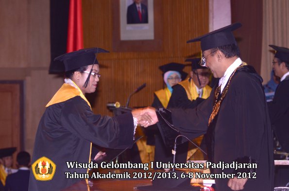 wisuda-unpad-gel-i-ta-2012_2013-program-pascasarjana-oleh-rektor-011