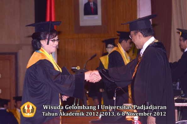 wisuda-unpad-gel-i-ta-2012_2013-program-pascasarjana-oleh-rektor-021