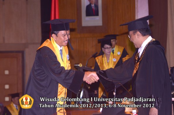 wisuda-unpad-gel-i-ta-2012_2013-program-pascasarjana-oleh-rektor-022