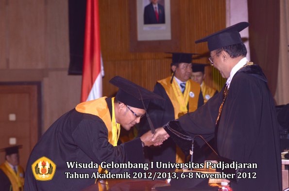 wisuda-unpad-gel-i-ta-2012_2013-program-pascasarjana-oleh-rektor-027