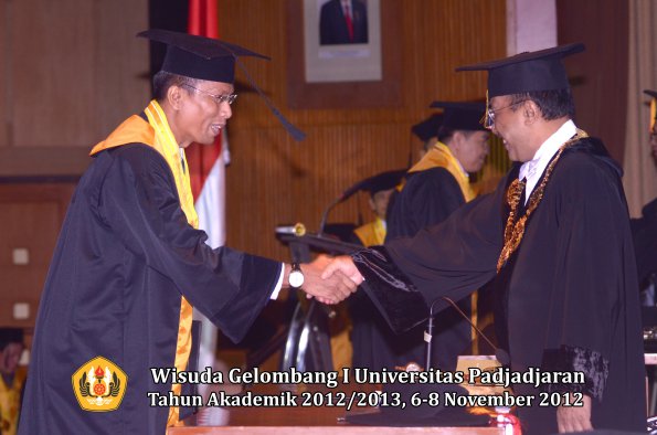 wisuda-unpad-gel-i-ta-2012_2013-program-pascasarjana-oleh-rektor-033
