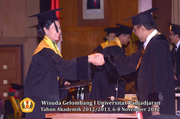 wisuda-unpad-gel-i-ta-2012_2013-program-pascasarjana-oleh-rektor-040