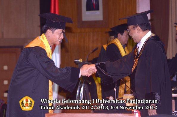 wisuda-unpad-gel-i-ta-2012_2013-program-pascasarjana-oleh-rektor-041