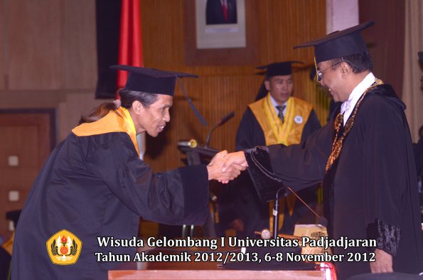 wisuda-unpad-gel-i-ta-2012_2013-program-pascasarjana-oleh-rektor-046