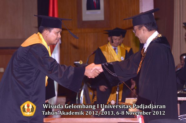 wisuda-unpad-gel-i-ta-2012_2013-program-pascasarjana-oleh-rektor-057