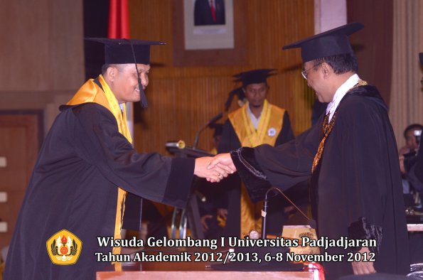 wisuda-unpad-gel-i-ta-2012_2013-program-pascasarjana-oleh-rektor-076