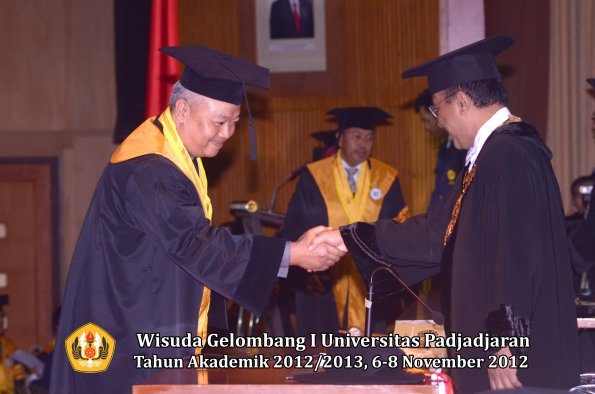 wisuda-unpad-gel-i-ta-2012_2013-program-pascasarjana-oleh-rektor-086