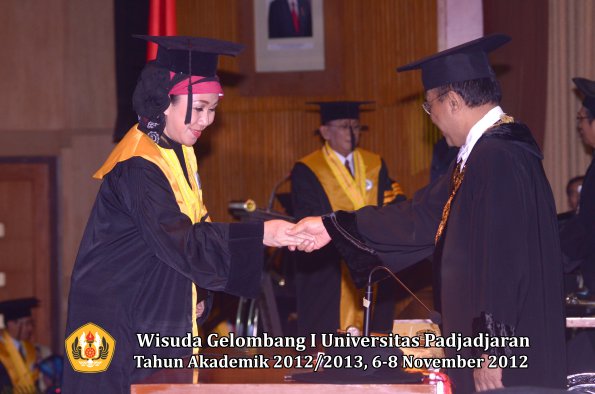 wisuda-unpad-gel-i-ta-2012_2013-program-pascasarjana-oleh-rektor-088