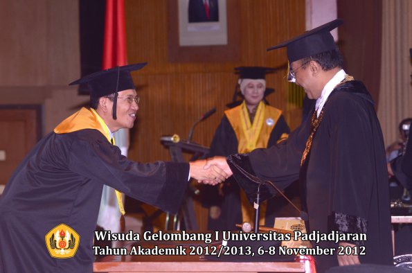 wisuda-unpad-gel-i-ta-2012_2013-program-pascasarjana-oleh-rektor-096