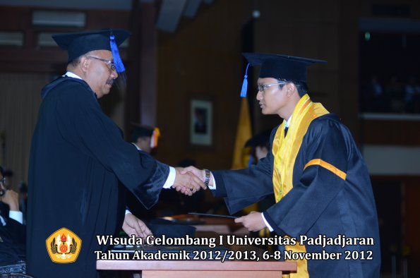 wisuda-unpad-gel-i-ta-2012_2013-fakultas-isip-oleh-dekan-119