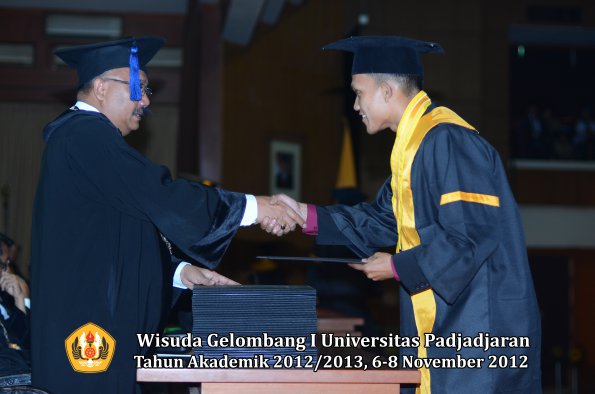 wisuda-unpad-gel-i-ta-2012_2013-fakultas-isip-oleh-dekan-138