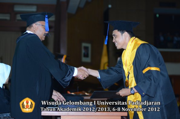 wisuda-unpad-gel-i-ta-2012_2013-fakultas-isip-oleh-dekan-168